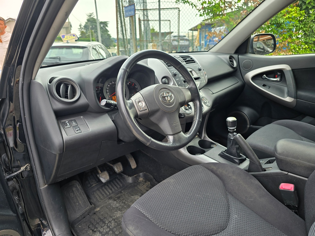 TOYOTA RAV4 2.2 D4-D 136CV LUXURY, foto 25